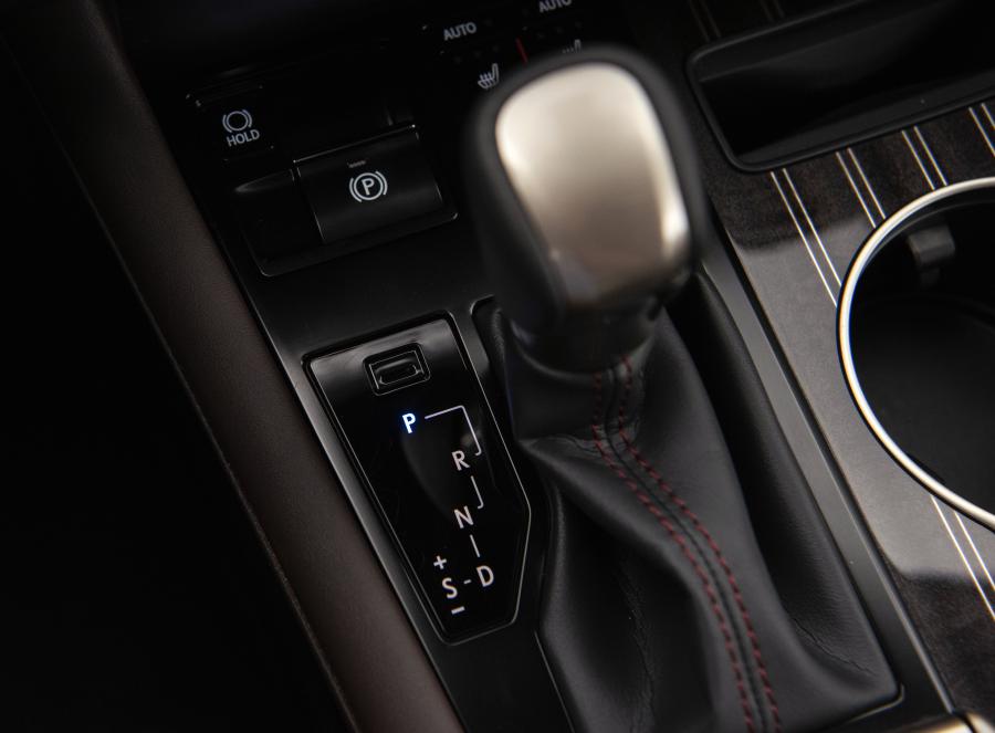 Детали интерьера Lexus RX450hL 2019 года  (NA) (фото 24 из 40)
